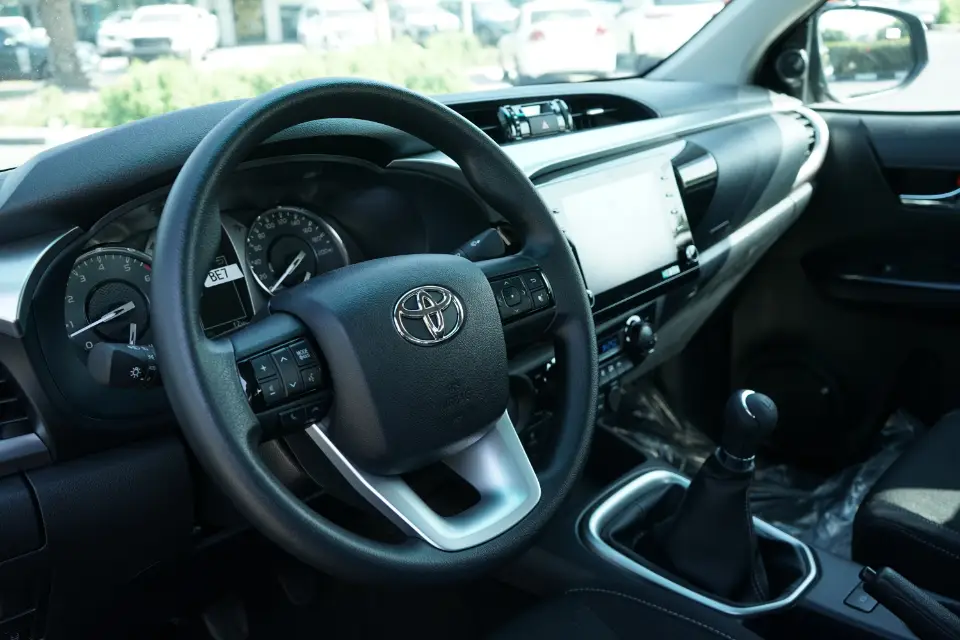 TOYOTA HILUX SR5 – BLACK 2025